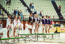 Carmen (primera a la izqda.) con Carolina Pascual y Mónica Ferrández en el podio por equipos del Mundial de Atenas (1991).