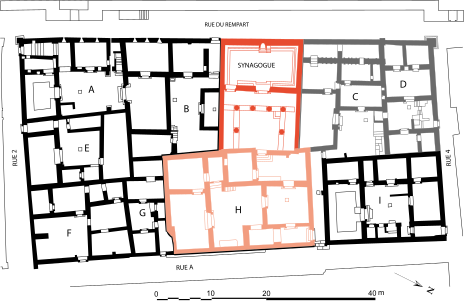 Plan of islet L7 in Dura-Europos, with the synagogue (in red) and its outbuildings (in pink). According to the plan of NC Andrews (1941) taken up in Hachlili 1998, p. 41.