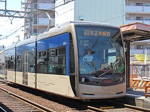 我孫子道停留場に停車中の 「堺トラム」1003号車“青らん”