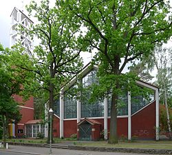 Campanile und Kirchenschiff