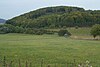 Blick von der Nordflanke der Sachsenburg nordwärts über den Abzweig (etwa mittig) der Kreisstraße 99 von der Landesstraße 1026 hinweg zum Schorn