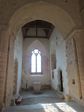 Chapelle du croisillon sud avec la marque au sol de l'abside primitive.