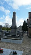 Le monument aux morts est situé dans le cimetière.