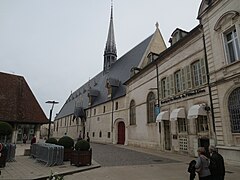 Grande salle « des pôvres », et entrée principale.