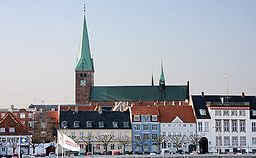 Helsingör sett från strax utanför hamnen med domkyrkan i bakgrunden.