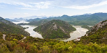 Paysage au nord du parc national du lac de Skadar (Monténégro). (définition réelle 5 614 × 2 785)