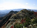 東峰から山頂と次郎岳（左）