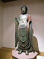 Bouddha Bhaisajyaguru. Bronze doré et pigments, H. 179 cm. Musée national de Gyeongju[30] Fin VIIIe siècle