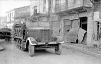 機材を搭載したトレーラーを牽引するSd.Kfz.6。1941年、ギリシャ。