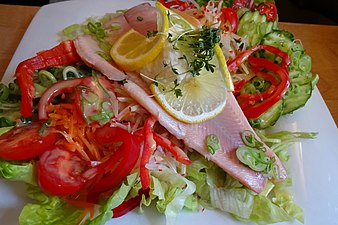 Forellenfilet mit Sahnemerrettich und gemischten Salat