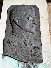 Médaillon représentant le prêtre et résistant Joseph Bordes, sur le mur ouest de l'église de la Madeleine de Mont-de-Marsan, réalisé par Cel le Gaucher en 1945.