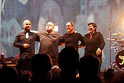 Pixies esiintymässä vuonna 2009. Vasemmalta oikealle: Joey Santiago, Black Francis, David Lovering ja Kim Deal.