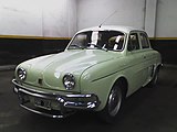 IKA-Renault Dauphine con defensas delanteras exigidas por la ley argentina