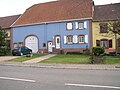 Autre exemple de demi-croupe intégrée dans un village-rue typique de Lorraine, Saint-Louis, Moselle.