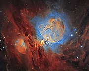 Nébuleuse d'Orion. Les couleurs ne sont pas réelles, mais choisies par l'utilisation de filtres à bande étroite. Le rouge représente l'émission Sii, le vert/orange l'émission Hα, et le bleu l'émission Oiii (Oxygène doublement ionisé). Pour représenter tous les éléments de cette portion du ciel, il faut réaliser un important traitement de lumière : le centre peut être vu en seulement 15 secondes, mais au moins 15 heures de pause sont nécessaires pour recevoir les nuages extérieurs. Novembre 2019.