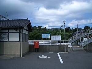 Station building and overpass in 2007