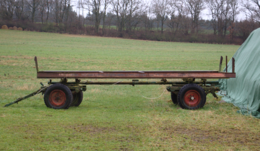 zijaanzicht van een lege balenwagen in een grasland