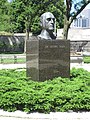 Eine Bronzebüste von Sir Georg Solti von Elisabeth Frink wurde am 10. Oktober 1987 zum Gedenken an den 75. Geburtstag des Dirigenten im Lincoln Park in Chicago vor dem Lincoln Park Conservatory eingeweiht