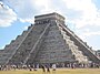 El Castillo siendo escalado por turistas