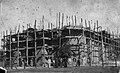 Emilio Fagnani e as obras da Catedral de Ribeirão Preto. Ele está de terno branco à esquerda da foto.