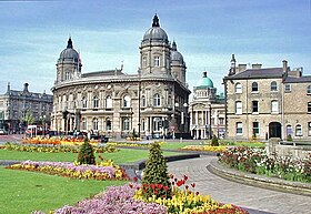 Queen's Gardens, Maritime Museum, dan City Hall (belakang) di Kingston upon Hull CBD