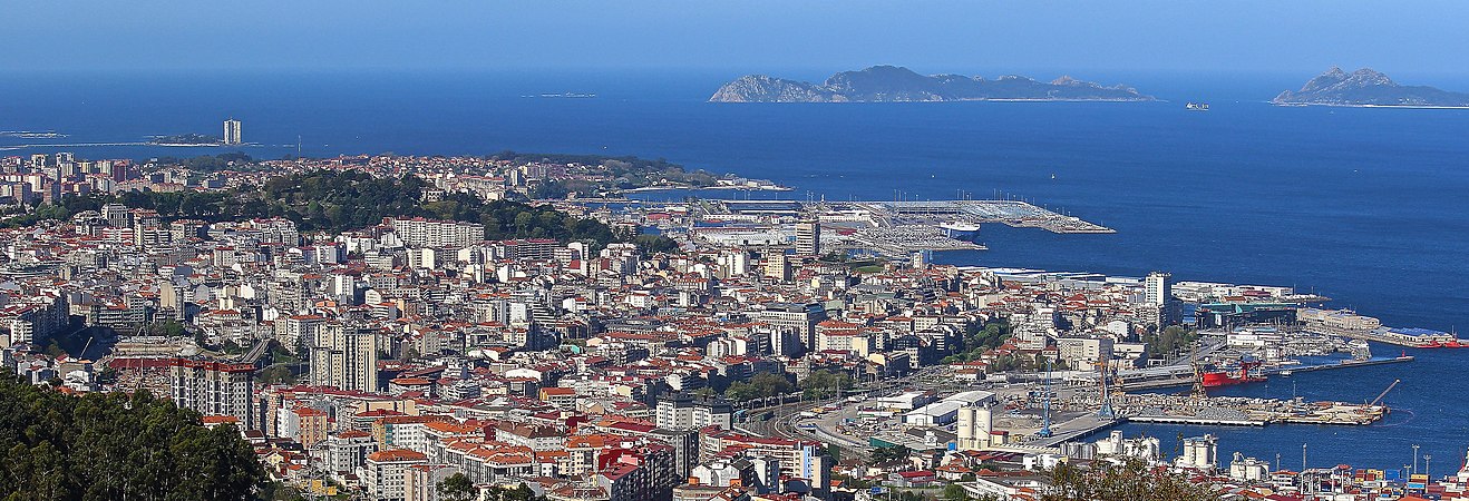 Vista panorámica do centro de Vigo onde se poden apreciar diversos parques dentro da cidade, a Ría e as illas do Monteagudo e do Faro.