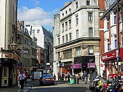 Il cuore di Soho: l'incrocio tra Wardour Street e Old Compton Street