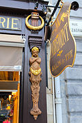 Photographie d'une cariatide sur la façade de la pâtisserie Miremont.