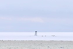 Restene av den forlatte russiske polarbasen Izluchina på nordsiden av Komsomoletsøya