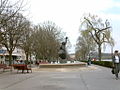 Uferpromenade mit sich drehender Brunnenfigur