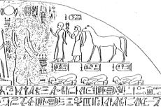 جزئیات نقاشی از استوانه پیروزی: پیه (سمت چپ، تا حدی پاک شده) که توسط چهار حاکم دلتا نیل ساخته شده‌است.