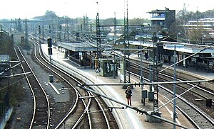 Blick auf die Remsbahn-Gleise Richtung Fellbach. Im Hintergrund links das Unterwerk, rechts das Stellwerk.