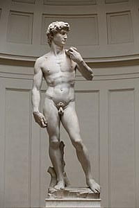 David, av Michelangelo, 1501–1504. Skuldrene på figuren ses å vinkle i én retning, bekkenet i en annen.