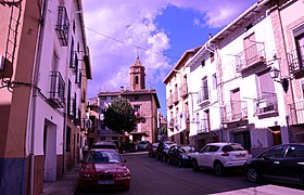 Paisaje urbano con detalle de la parroquial al fondo