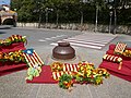 El monument a l'onze de setembre de Sant Feliu, amb les ofrenes florals de la diada, que vaig retratar per Sant Feliu de Llobregat i que és a an:Sant Feliu de Llobregat i uk:Сан Фаліу да Льобрагат (primera en ucraïnès, crec).