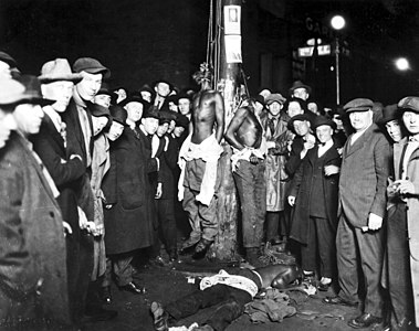 Lynchings shima ya faru a arewa. Wannan katin wasika yana nuna yadda ake yin layi a Minnesota (1920)