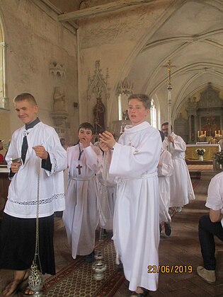 Thuriféraires au début de la procession de la Fête-Dieu en France.