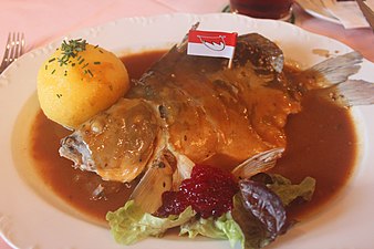 Karpfen sauer mit Lebkuchensoße und Kloß