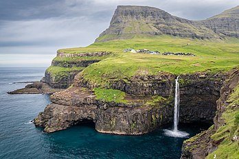 La côte occidentale de l'île Vágar à Gásadalur, dans l'archipel des Féroé, au niveau de la chute d'eau Múlafossur. (définition réelle 5 663 × 3 775)