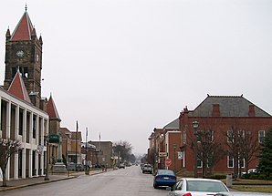 Das Wetzel County Courthouse (links) im Zentrum von New Martinsville, seit 1988 im NRHP gelistet[1]