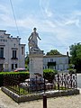 Le monument aux morts, face à l'église (juin 2009)