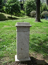 Quel che era rimasto del busto del Generale Roselli dopo il secondo atto vandalico di fine 2005 - Archivio Roselli Lorenzini.