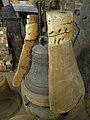 Glocke, noch mit teilweise erhaltener Form und Anschnitt