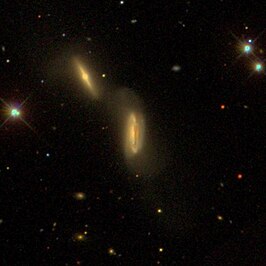 NGC 5934 (midden) en NGC 5935