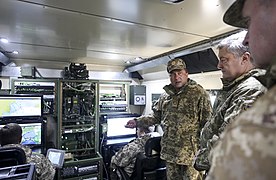 Le président Petro Porochenko visitant la cabine d'un lanceur.