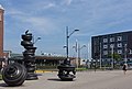 Nimega, la escultura sin nombre de Tony Cragg en la plaza Stationsplein