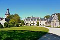 Le manoir : vue d'ensemble depuis l'entrée du parc.