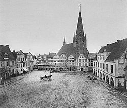 Altes Rathaus (rechts) am Markt in Kiel