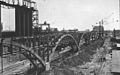 法本公司于布纳化工的在建合成油工厂（1941年）。这一工厂为奥斯威辛集中营的一部分（摘自納粹德國）