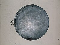 スコットランド方言でガードルと呼ぶ鉄板。オートケーキのほかバノックを焼く。ダルガーヴェンミル民俗博物館 (ノース・エアシャー)